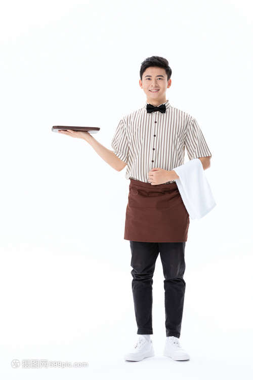 托起溫暖與專業(yè) 咖啡店服務員的一天